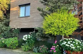 Autonomous two-storey house with sea view