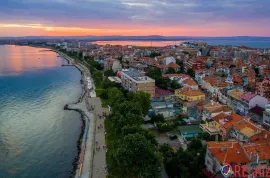 One bedroom apartment in a house surrounded on three sides by the sea