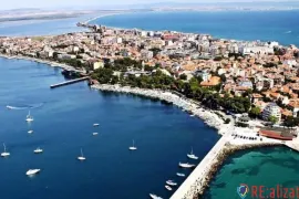 One bedroom apartment in a house surrounded on three sides by the sea